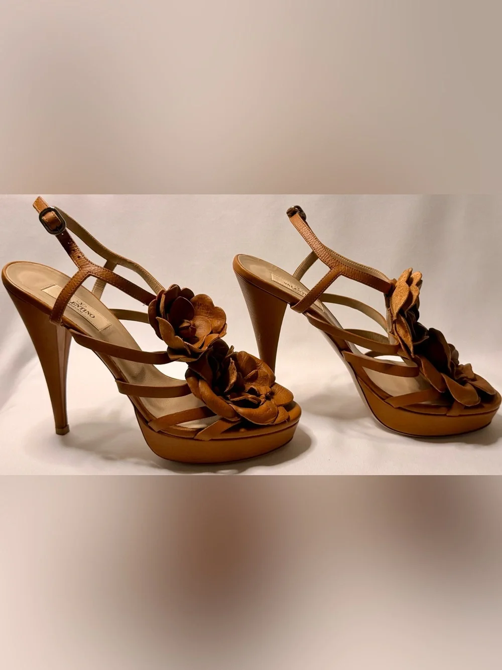 Valentino Garavani 2004 Archive Tan Leather Flower Rosette Platform Sandals 38.5